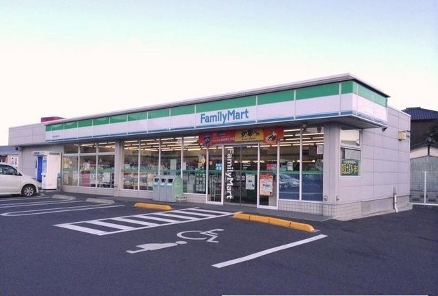 コンビニ　ファミリーマート様（コンビニ）まで1300m