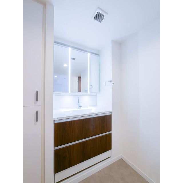 洗面設備　明るい洗面所です