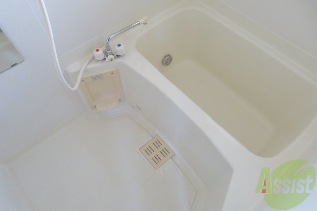 バス・シャワールーム　広いバスタブで、足を伸ばしてゆっくり休めますね。