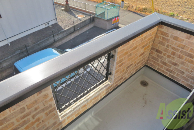 バルコニー　バルコニーがついてお洗濯もたくさん干せますね。