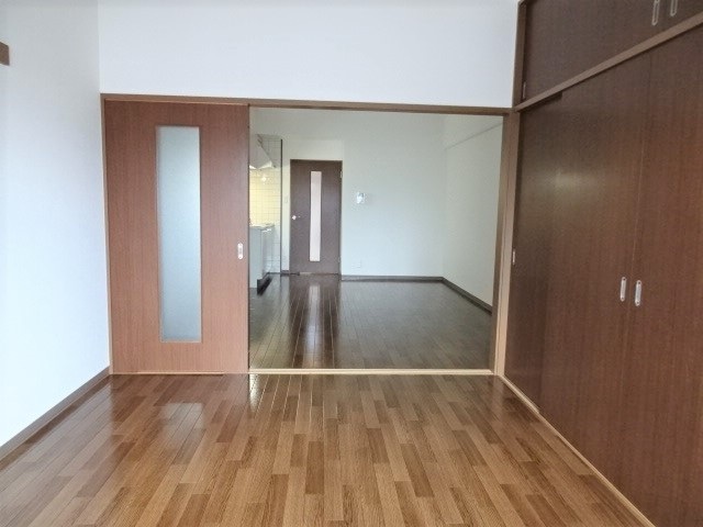 居室・リビング　落着きのある木目調床