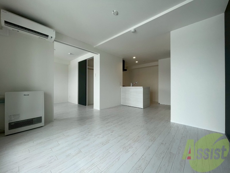 居室・リビング　フローリングや壁の色がお洒落な印象のリビングです。