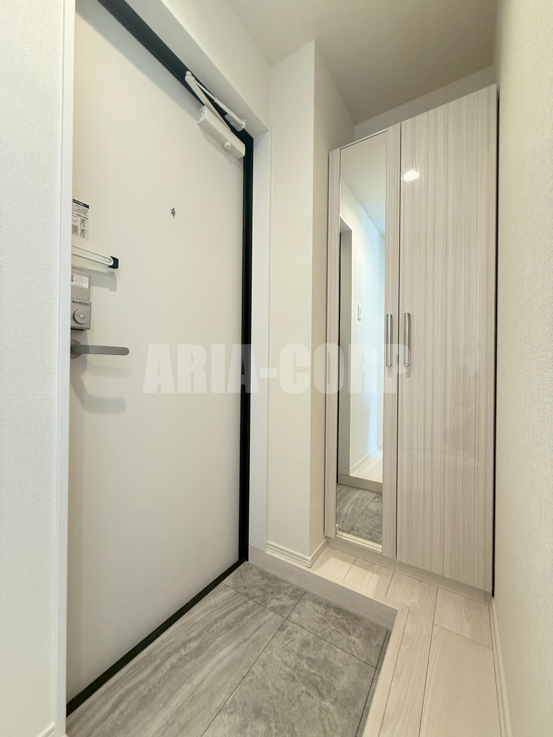 玄関　姿見付き大容量シューズボックスあり♪