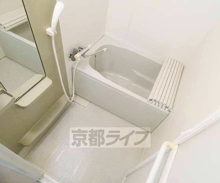 バス・シャワールーム　清潔感のあるバスルーム。