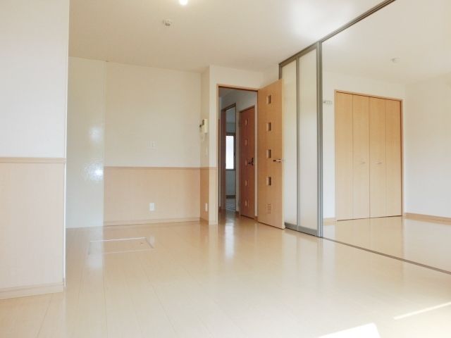 その他部屋・スペース　バルコニーからの洋室です。