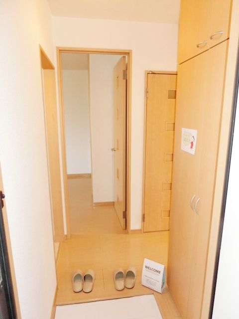 玄関　玄関にはトールタイプのシューズボックスあります。