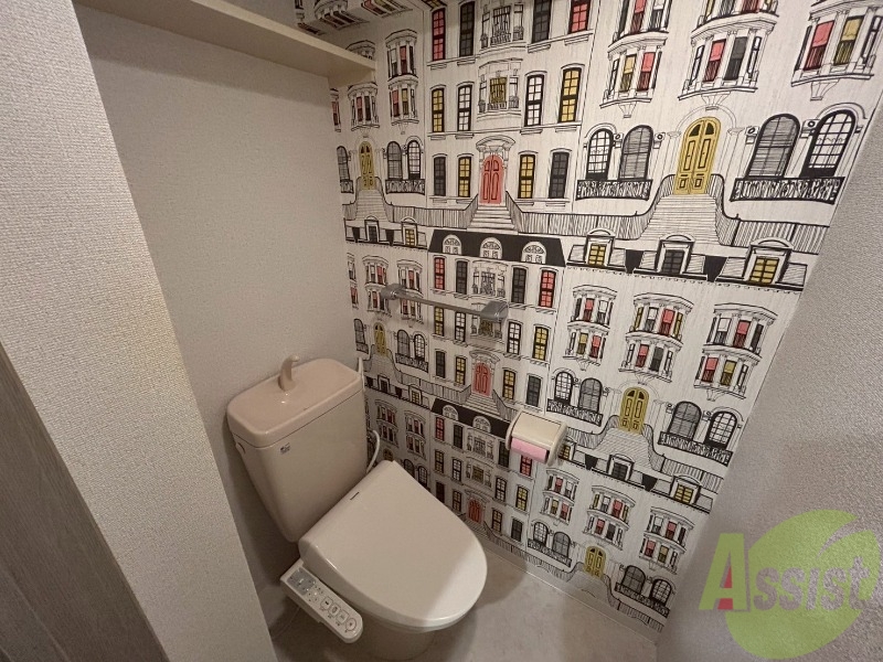 トイレ　棚があり利便性が良さそうです。壁紙が可愛いですね。