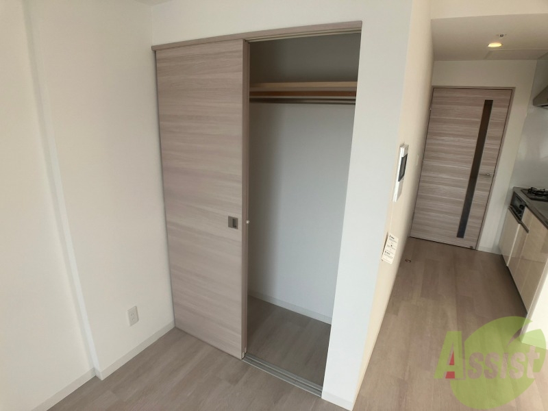 収納　こちらの収納にはハンガーをかけて服もしまえますね。