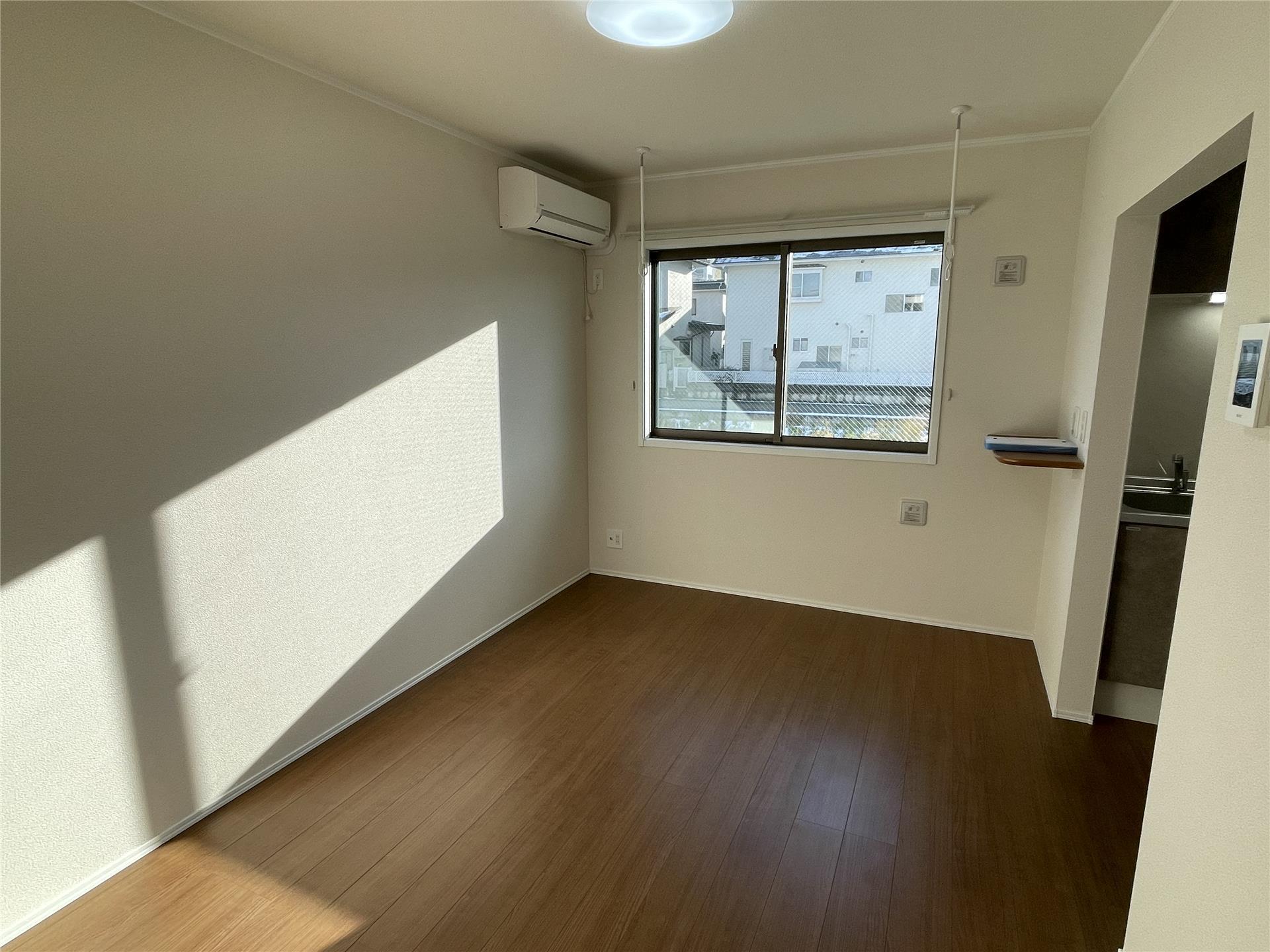 居室・リビング　キッチンとつながっているお部屋です