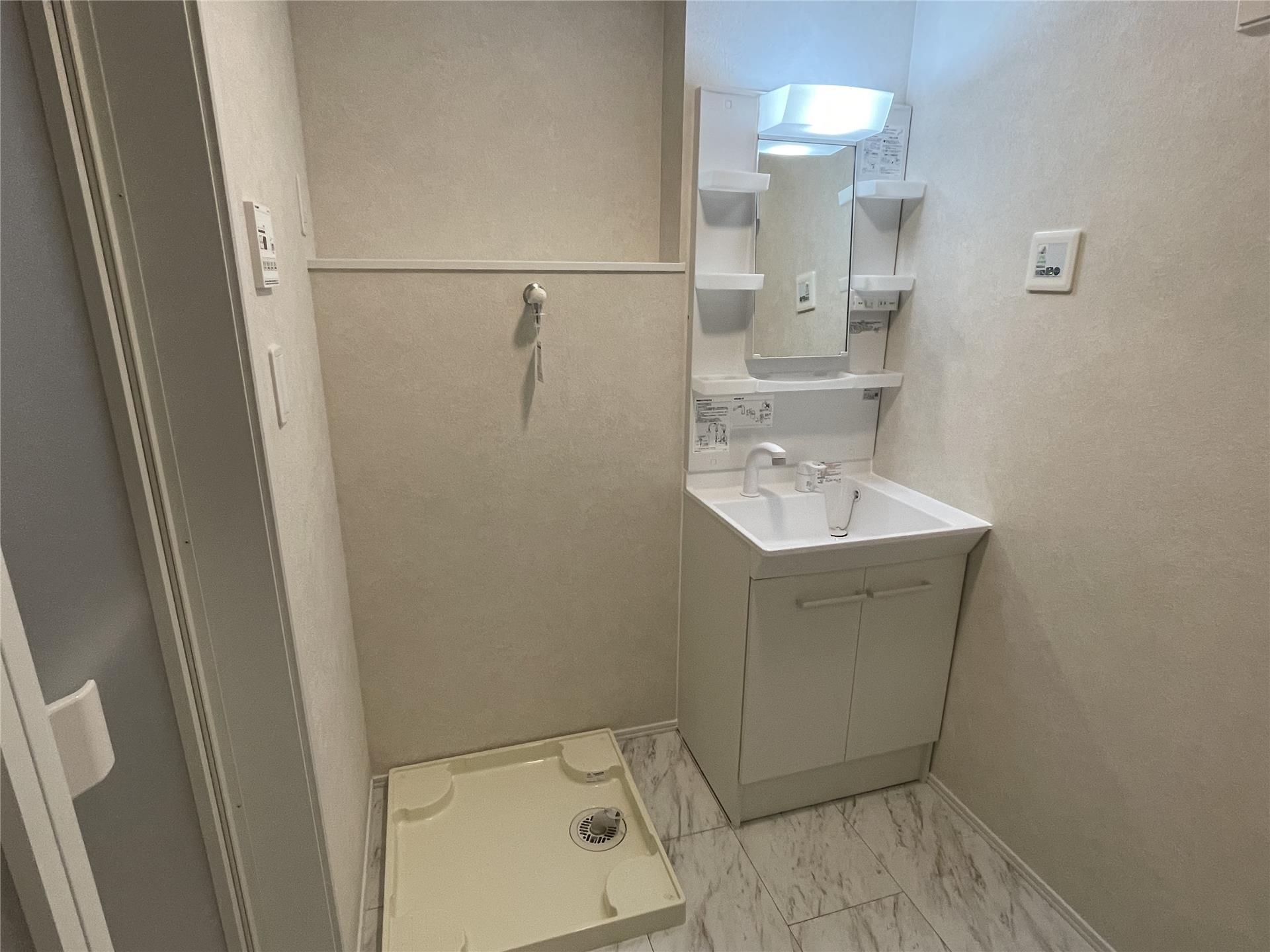 洗面設備　トレイもたくさんついている洗面化粧台です