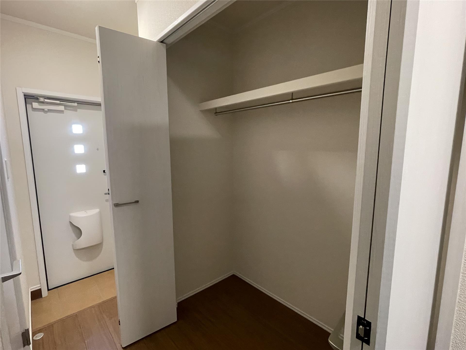 収納　棚板とポールがついているクローゼット収納です