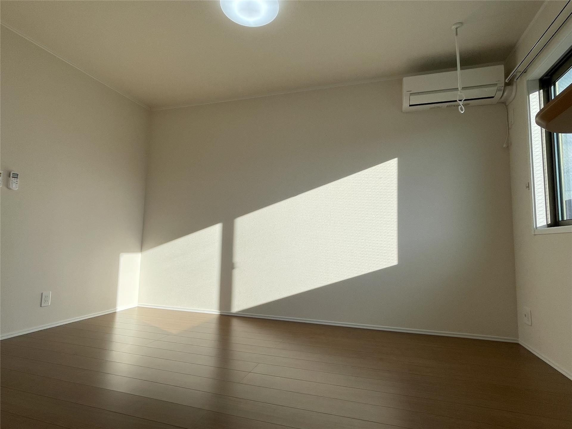 居室・リビング　明るいお部屋にてお寛ぎくださいませ