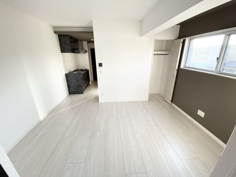 居室・リビング　※室内写真は３０１のも、現況優先です