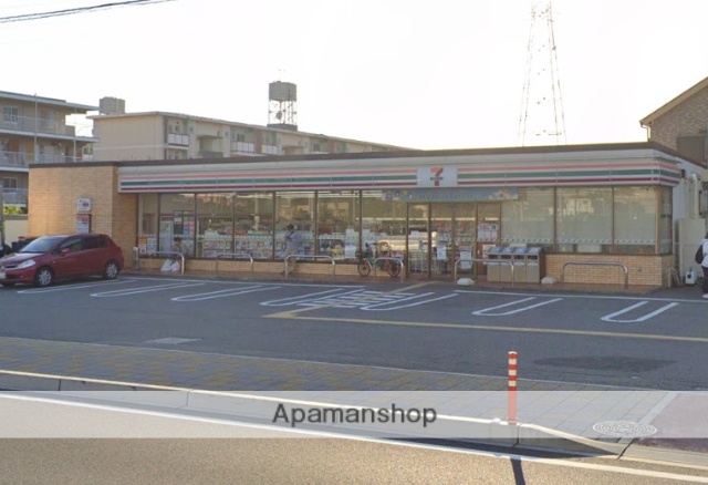 コンビニ　セブンイレブン（コンビニ）まで703m