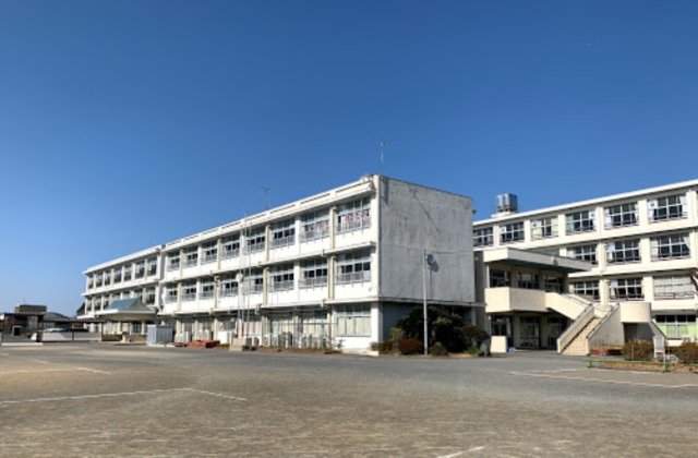 小学校　菊川市立六郷小学校（小学校）まで571m