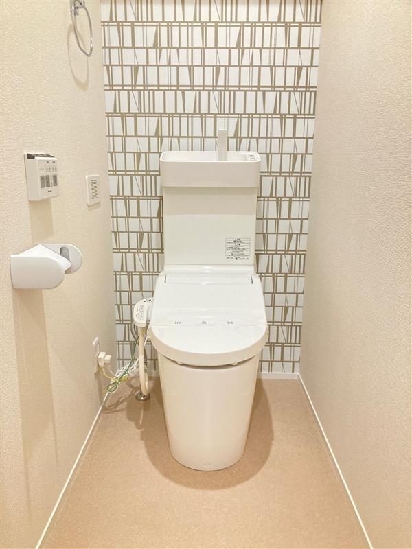 トイレ　落ち着いた色調のトイレです