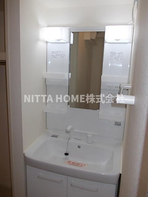 洗面設備　シャワー付きの洗面台朝の準備も楽々です★