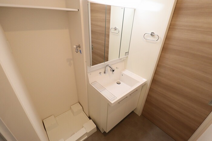 洗面設備　三面鏡付き洗面化粧台