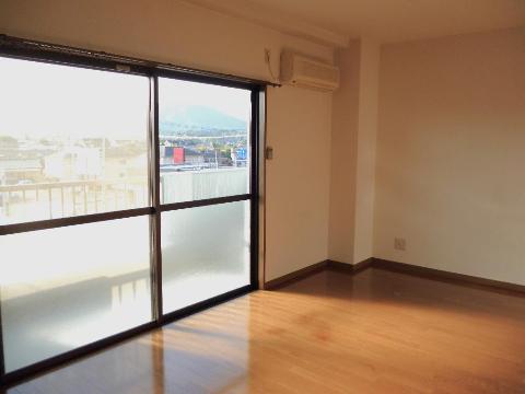 居室・リビング　室内