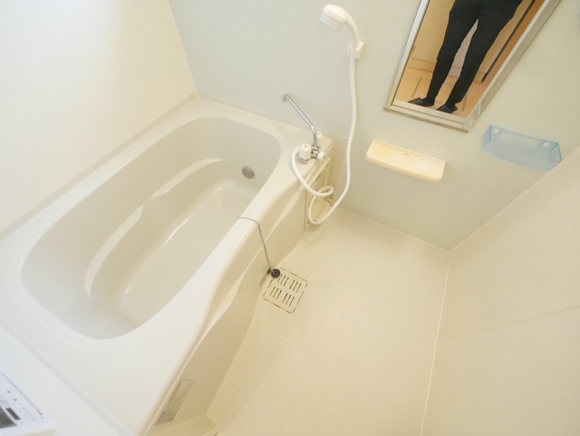 バス・シャワールーム　★鏡付の清潔感のあるバスルームです★