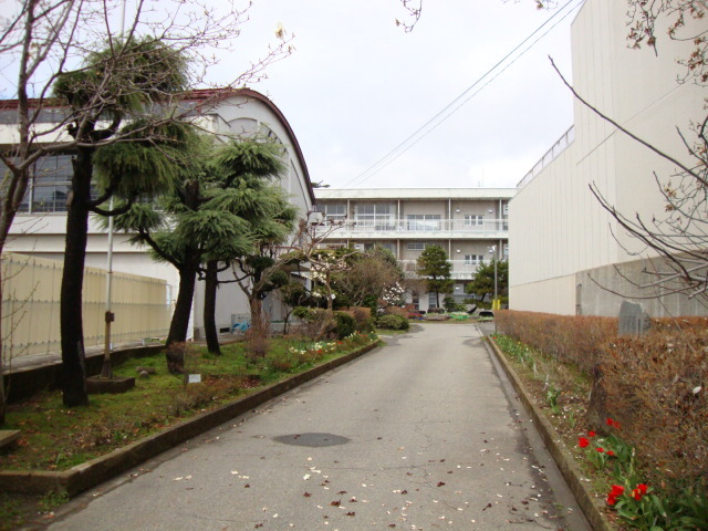 小学校　長野市立山王小学校（小学校）まで688m