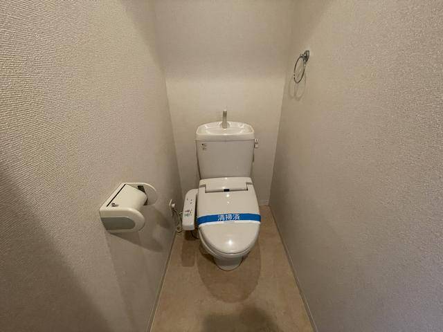 トイレ　シャワー付きトイレです。