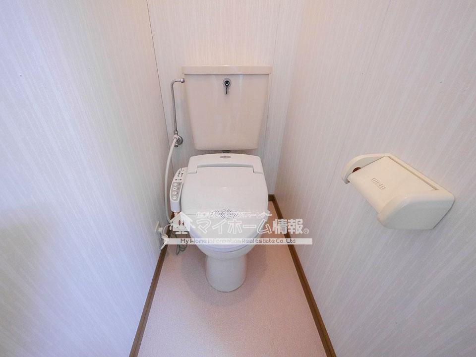 トイレ　トイレは快適な温水洗浄暖房便座付き