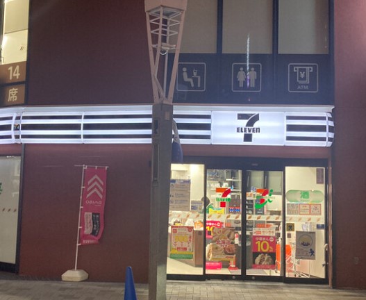 コンビニ　セブンイレブン神楽坂5丁目店（コンビニ）まで17m