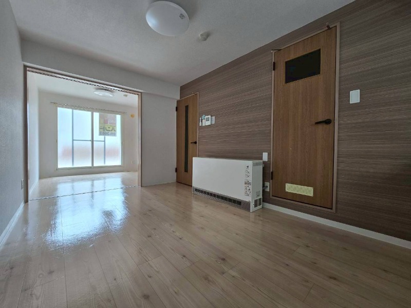 居室・リビング　木目のフローリングは落ち着きのある印象のお部屋になりますね。