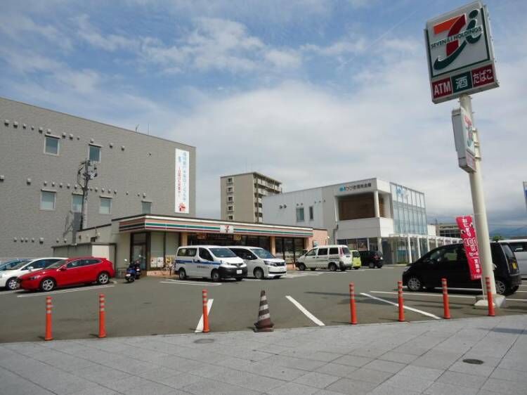 コンビニ　セブンイレブン福岡千早東駅前店（コンビニ）まで588m