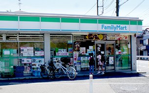 コンビニ　ファミリーマート 小浦横浜富岡東店（コンビニ）まで345m