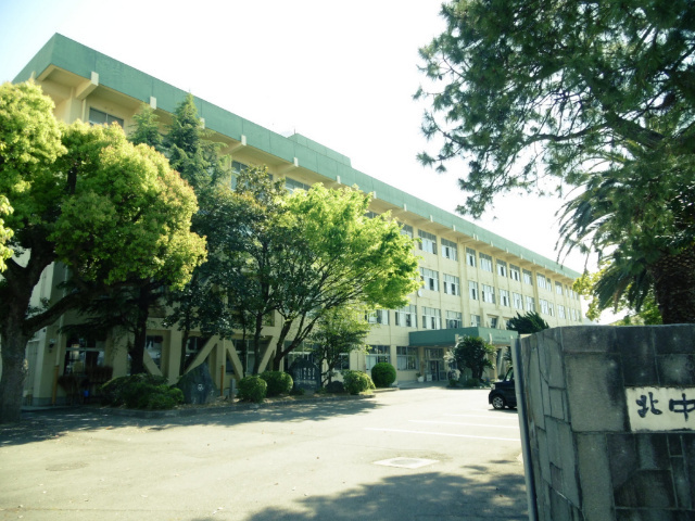 中学校　新居浜市立北中学校（中学校）まで878m