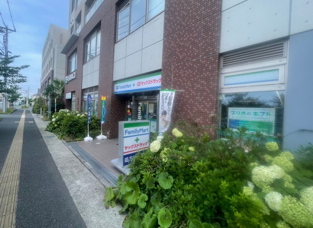 ドラックストア　ファミリーマート+ヤックスドラッグ 浦安東野薬局（ドラッグストア）まで130m