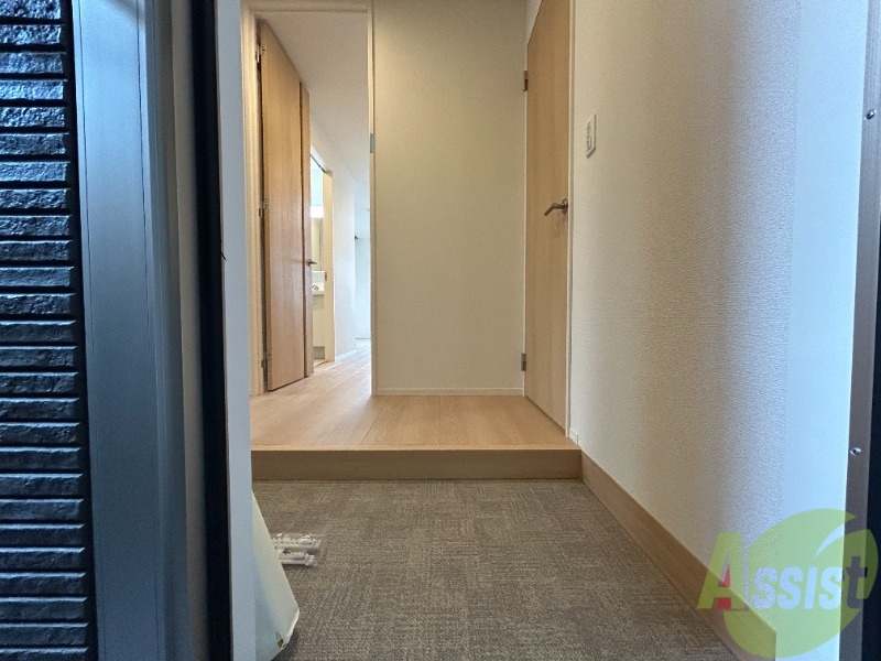 玄関　玄関から撮影しました。明るい印象ですね。