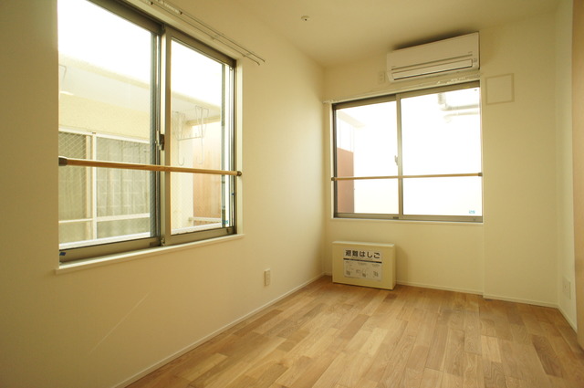 居室・リビング　２面採光なので、明るく風通しのよい過ごしやすいお部屋です♪