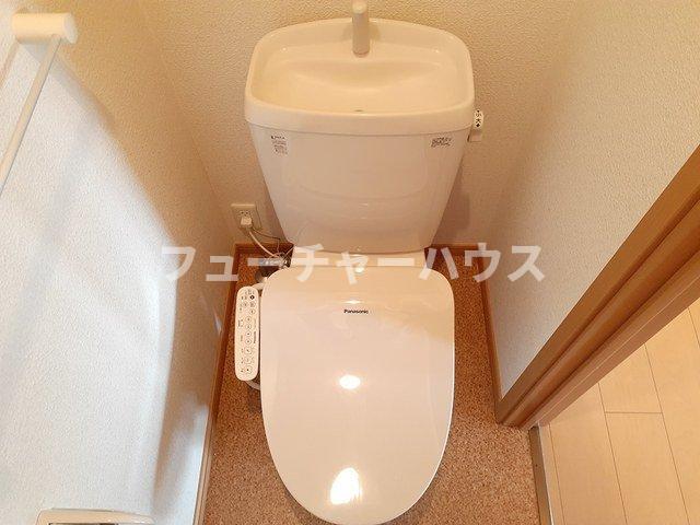 トイレ　落ち着いた色調のトイレです