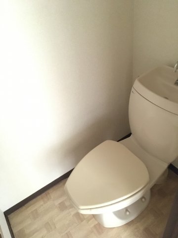トイレ　落ち着いた色調のトイレです