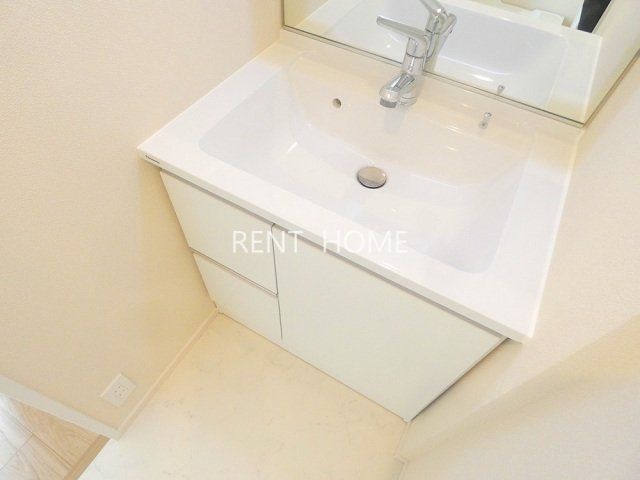 洗面設備　シャワー付き洗面化粧台