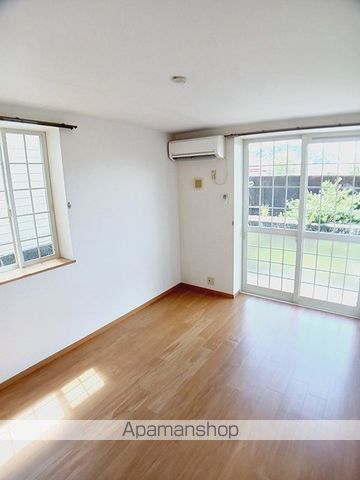 リバージュハイツ IIの居間写真