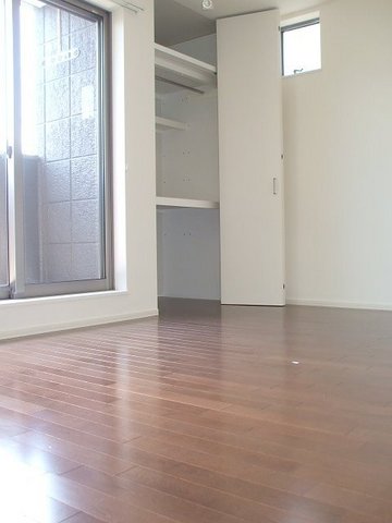収納　明るい寝室です♪