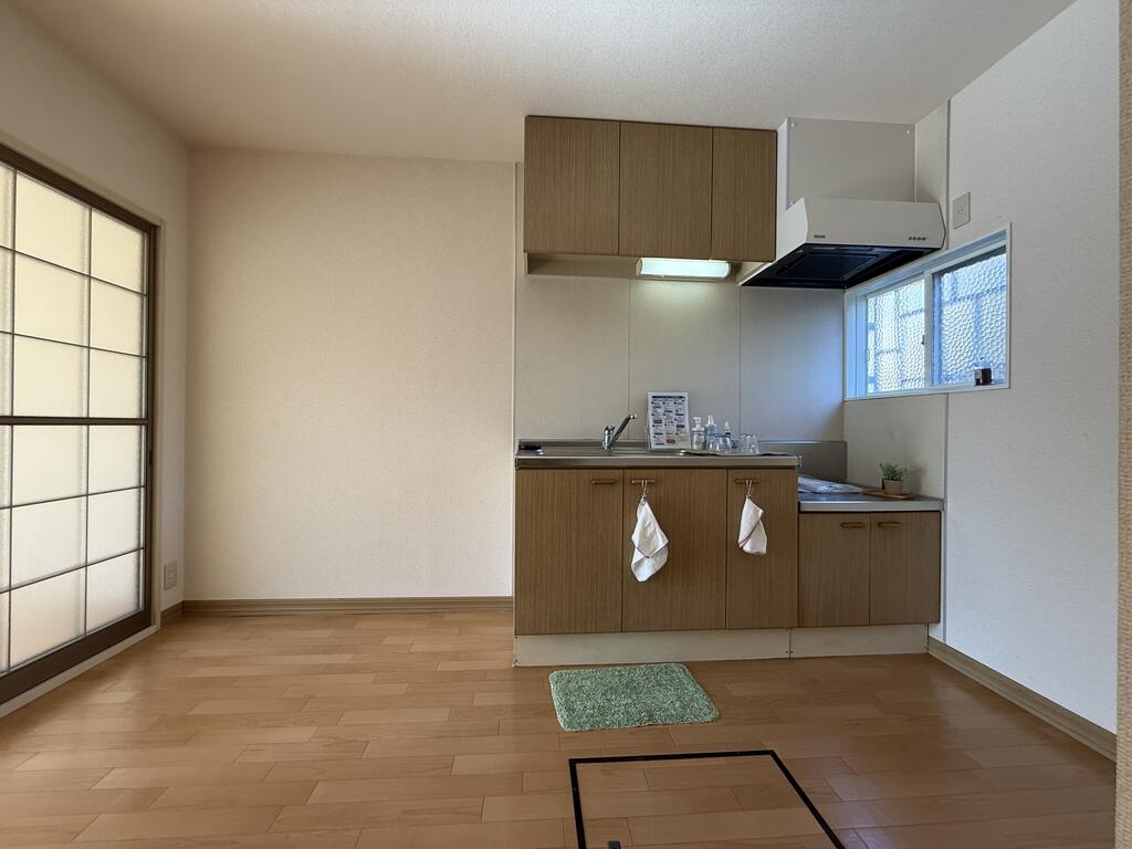 キッチン　キッチンには換気窓、床下収納庫もあります！！