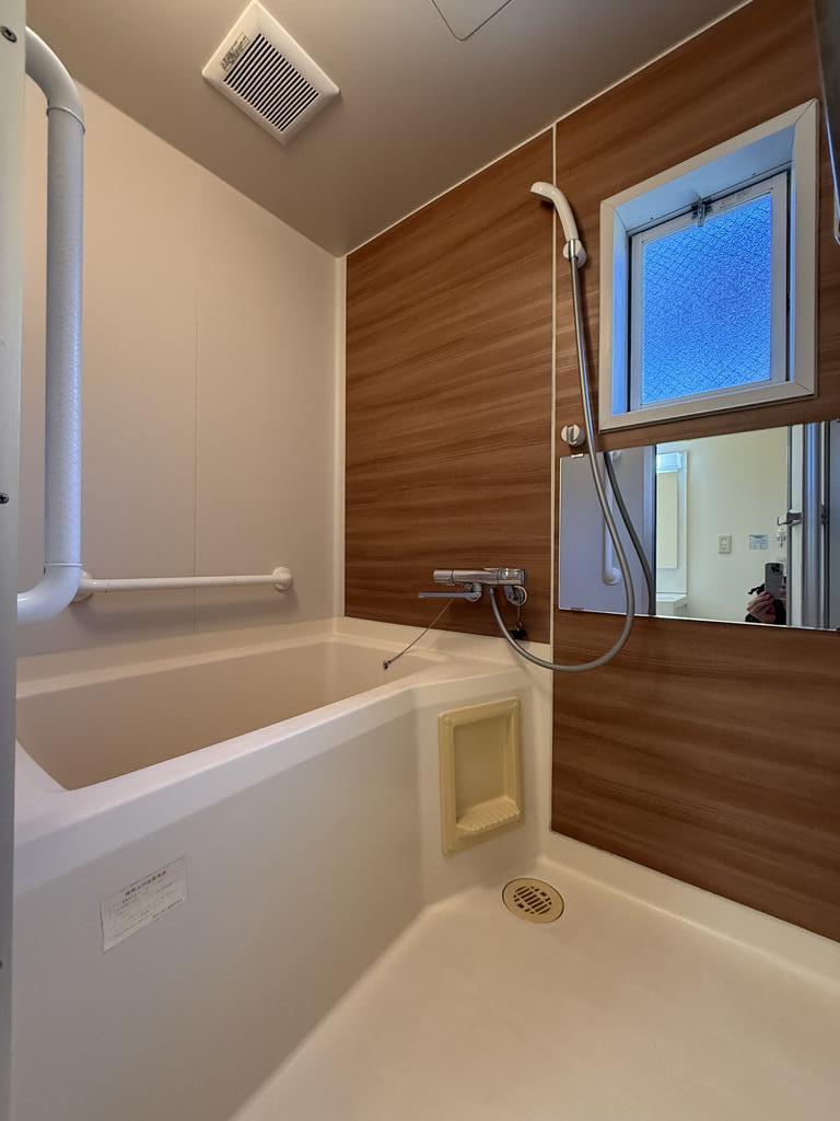 バス・シャワールーム　給湯式のバスルームには窓もあります！！　＊追焚はできません