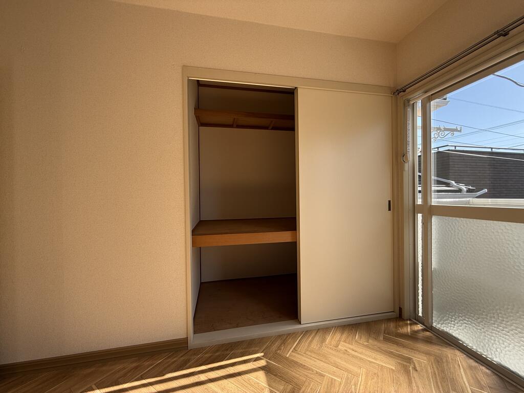 その他部屋・スペース　2Fバルコニー側の洋室には1間の収納があります！！
