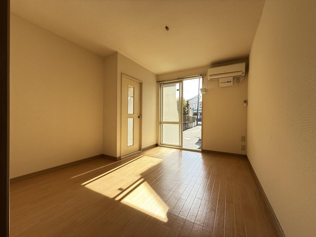 居室・リビング　1Fの南面にリビングがあります！！　エアコン付帯！！