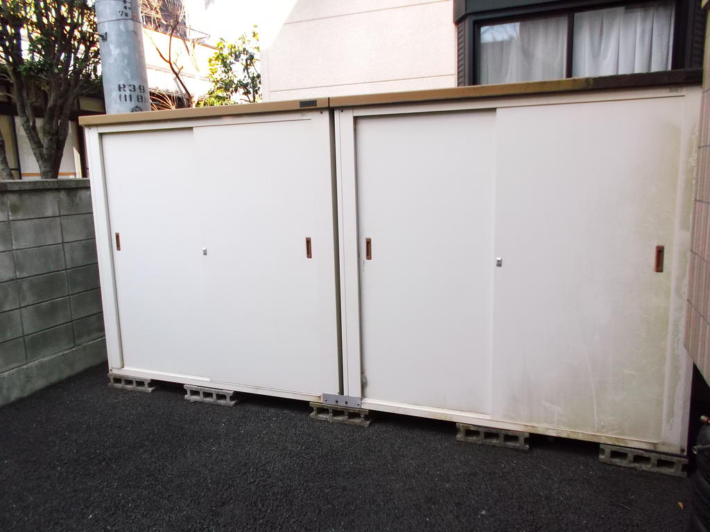 その他設備　各部屋に物置付きます。タイヤ　スキーなど