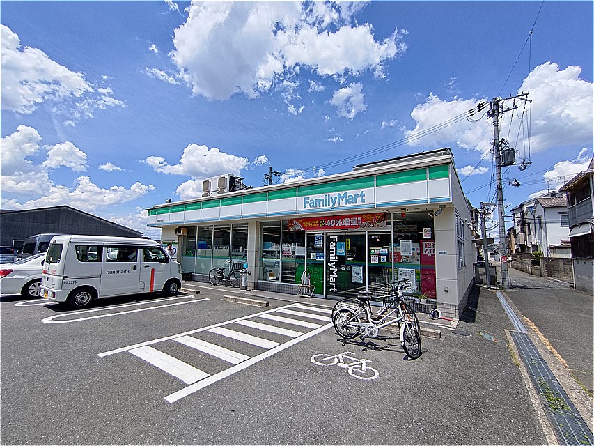 コンビニ　ファミリーマート四條畷岡山店（コンビニ）まで258m