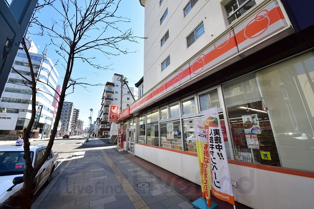 【札幌市豊平区中の島一条のマンションのコンビニ】