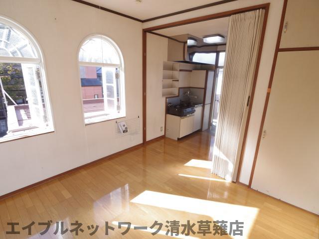 居室・リビング　こちらの居間で趣味の時間をお楽しみください