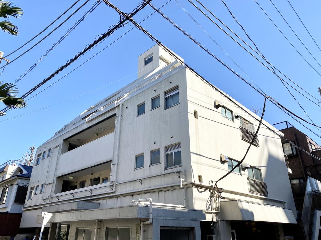 建物外観　青々とした広い空の下に聳え立つこの物件は・・