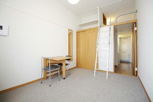 居室・リビング　ロフト付きのお部屋で天井が高くなっているのが特徴です！